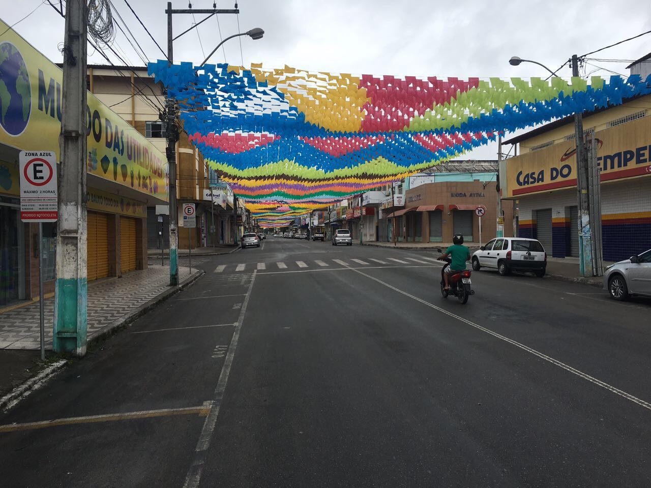 BANDEIRINHAS EM RUAS.jpg
